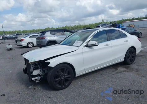 2017 Mercedes-Benz C 300 Luxury/Sport z USA, uszkodzony, nr VIN 55SWF4JB7HU179844